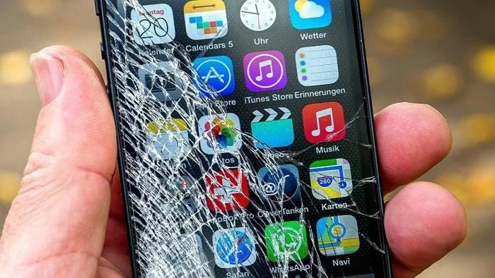 Top những hình nền troll vỡ màn hình iPhone, máy tính trêu bạn bè cực vui