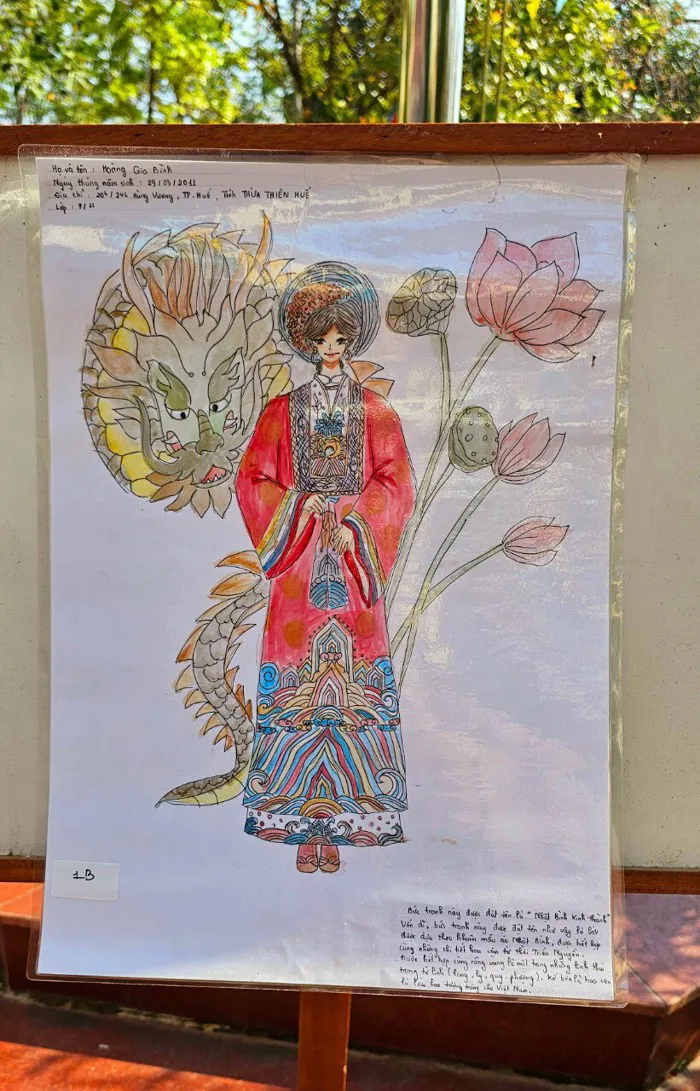 Học sinh thích thú tham gia cuộc thi vẽ về Áo dài truyền thống