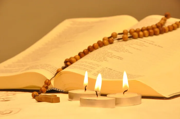 hình ảnh : Gỗ, Tôn giáo, nhà thờ, Bible, Nến, Đức tin, kính, Hoa hồng, Công  giáo, Thứ ba, Phụ kiện thời trang 4288x2848 - - 756429 - hình ảnh đẹp -  PxHere